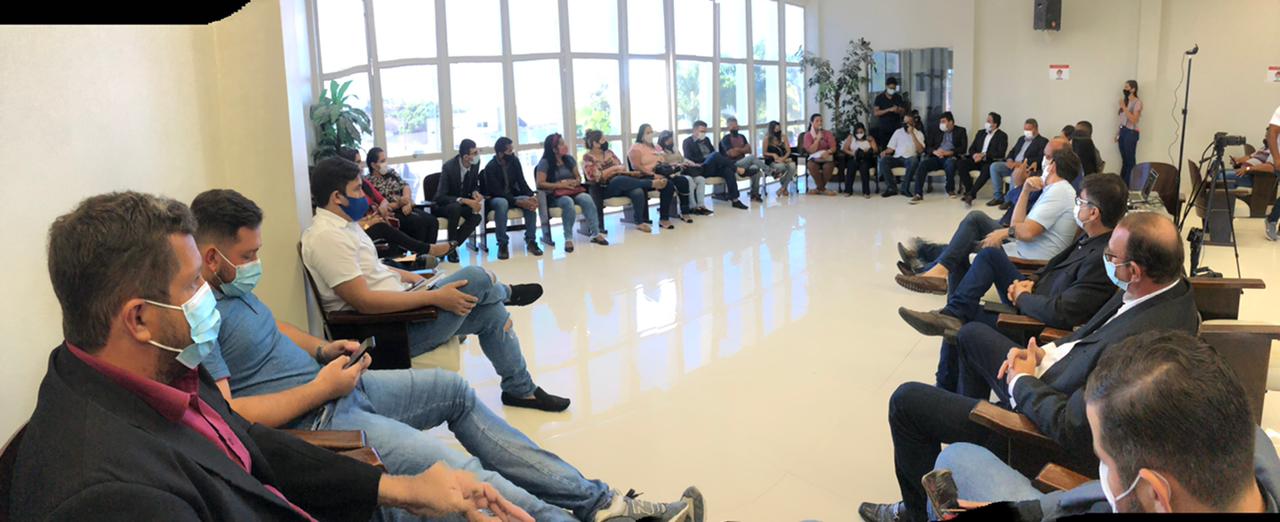 Vereadores, prefeito e professores discutem contratação para a rede municipal de ensino