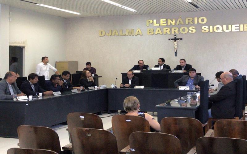 Câmara abre trabalhos de 2019 debatendo controle de animais soltos e acúmulo de lixo