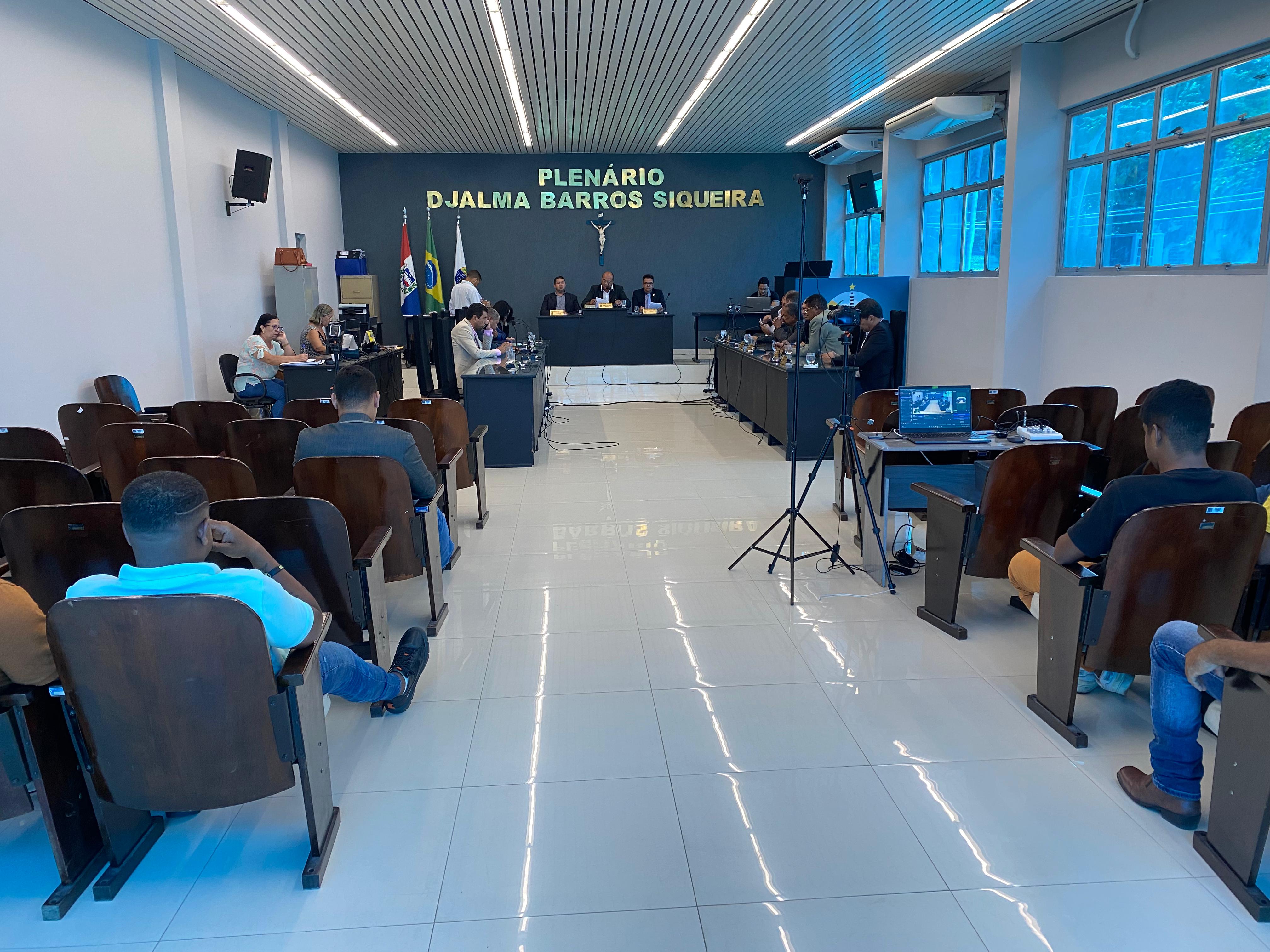 Sessão tem entrada de matérias dos poderes Legislativo e Executivo
